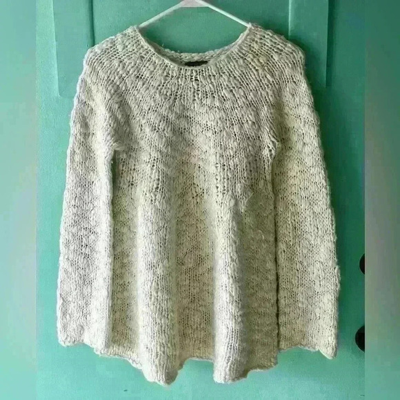 CALVIN KLEIN -Cream textured sweater. Bell sleeves with A-line shape. Sz… - Picture 1 of 6